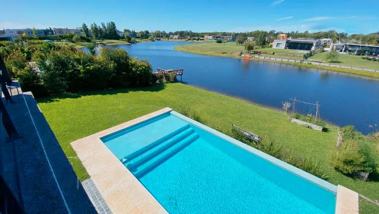 Pileta-Laguna-Barrio-Alquiler-casa